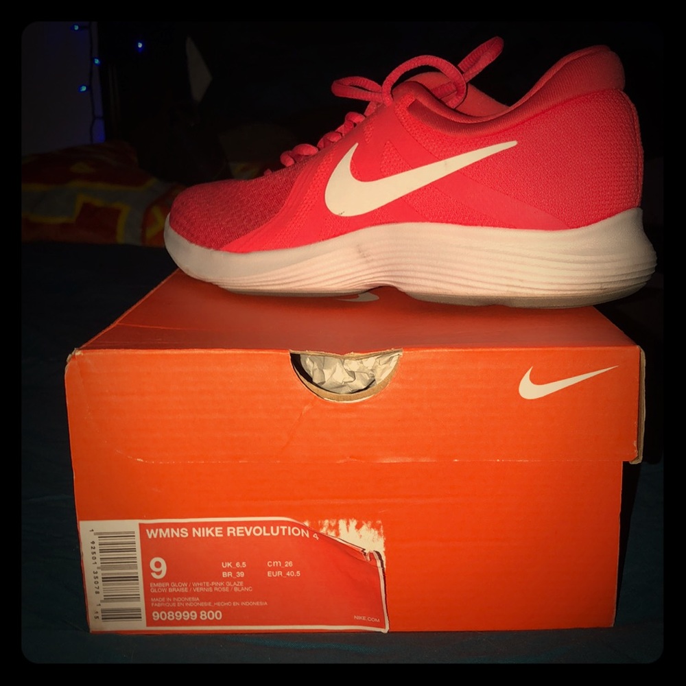 Woman’s Nike Revolution 4